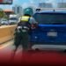 Agente de la Digesett sorprende al ser captado empujando una guagua varada en la 27 de Febrero