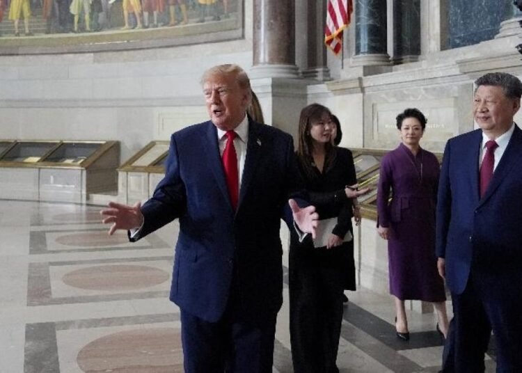 Xi Jinping concluye su visita a Estados Unidos examinando la Constitución junto a Donald Trump