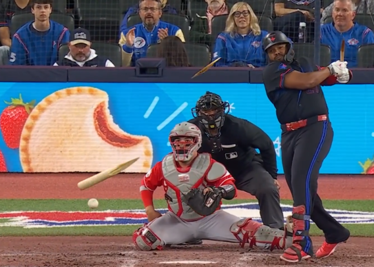 Insólito batazo de Vladimir Guerrero Jr con bate roto genera hit para Toronto