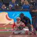Insólito batazo de Vladimir Guerrero Jr con bate roto genera hit para Toronto