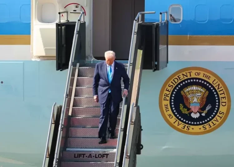 Nuevo conflicto entre la Casa Blanca y la CNN tras excluirla del Air Force One