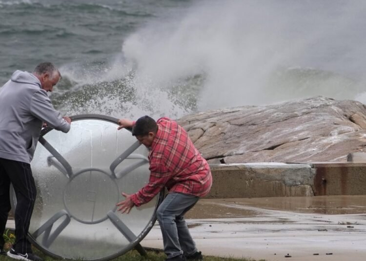 Potente tormenta azota el noreste de EE UU y deja carreteras y viviendas inundadas