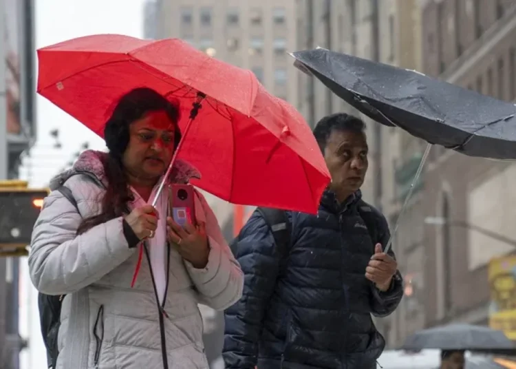 Nueva York y el noreste de EE.UU. en alerta máxima por la llegada de un potente nor’easter con lluvias y vientos huracanados