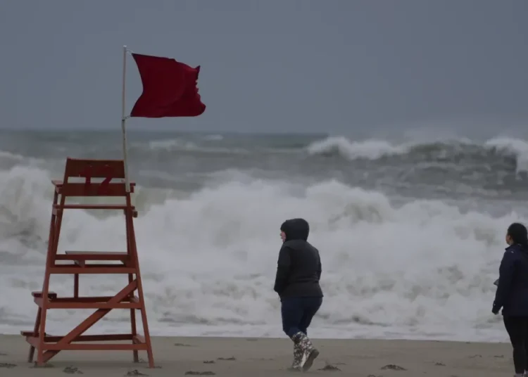 Tormenta deja inundaciones históricas y miles de hogares sin luz en Estados Unidos