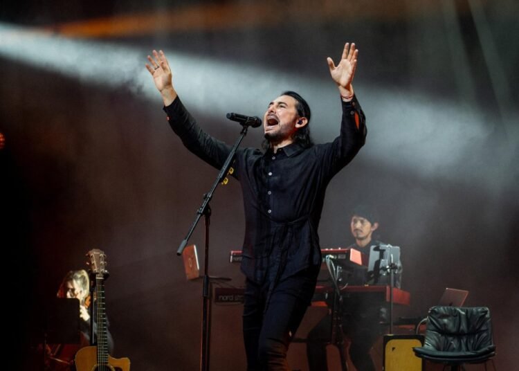 Beto Cuevas deslumbra en Santiago con un inolvidable concierto acústico lleno de clásicos y sorpresas