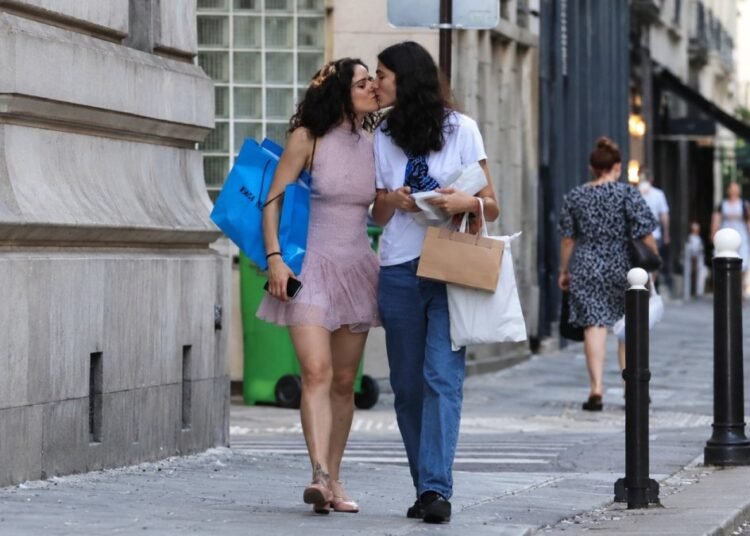 Rosalía y Loli Bahía desatan los rumores tras ser pilladas de compras y entre besos por las calles de París