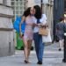 Rosalía y Loli Bahía desatan los rumores tras ser pilladas de compras y entre besos por las calles de París