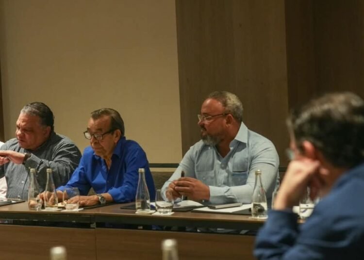 Industria y Comercio y transportistas acuerdan frenar alzas de pasajes por crisis internacional