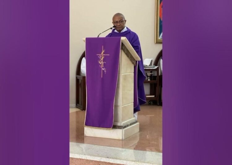Sacerdote condena el asesinato de la esposa de Julián Oro Duro y urge frenar la crisis familiar