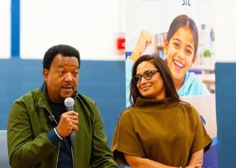 Pedro y Carolina Martínez brillan en Fenway Park por la Herencia Hispana
