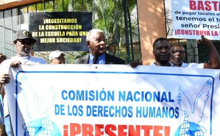 Derechos Humanos protesta frente al Palacio Nacional por muertes a manos de la Policia