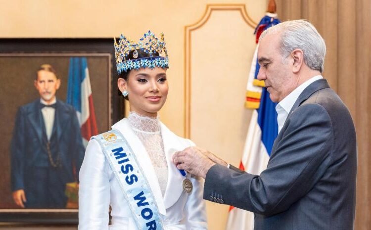 Luis Abinader condecora a Joheirry Mola con la Medalla Presidencial tras su histórico triunfo en Miss Mundo 2026