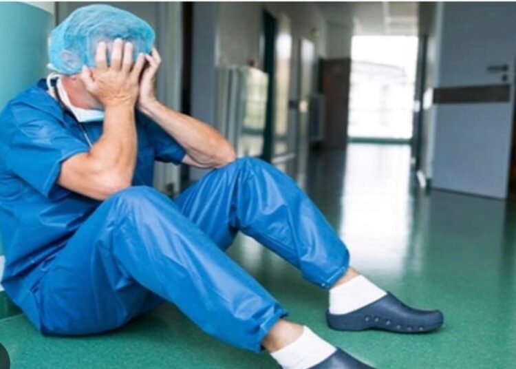 Crisis de salud mental en médicos y enfermeras por exceso de trabajo y desgaste laboral