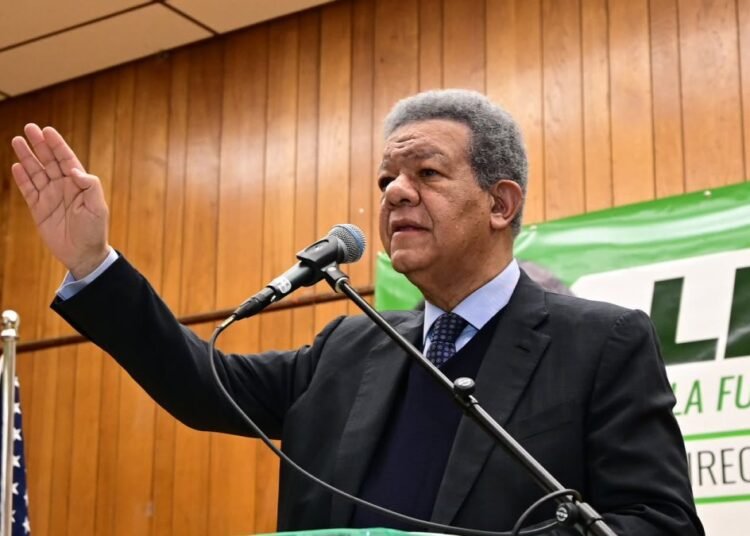 Leonel Fernández propone registro automático y gratuito para hijos de dominicanos en el exterior