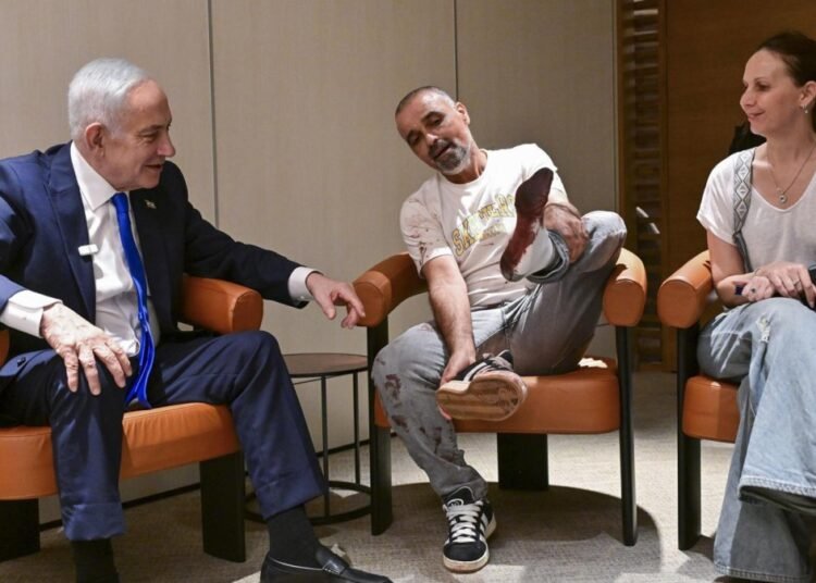 Benjamín Netanyahu recibe como héroe al pasajero israelí que estranguló al copiloto tras un ataque en pleno vuelo