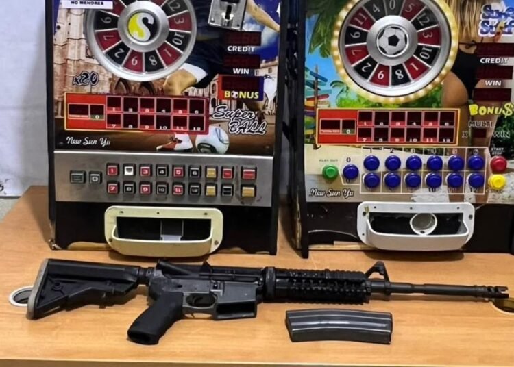 Operativos en Baní dejan seis detenidos y decomiso de armas de fuego y máquinas tragamonedas