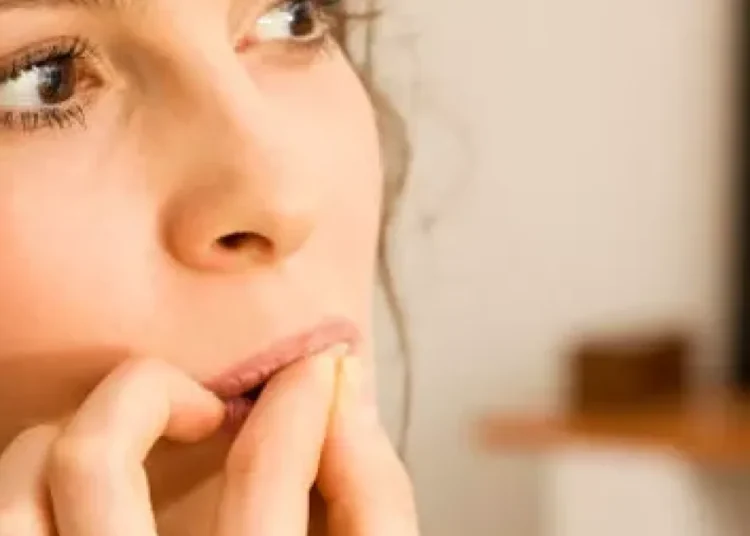 Morderse las uñas destruye tus dientes y altera tu mordida para siempre
