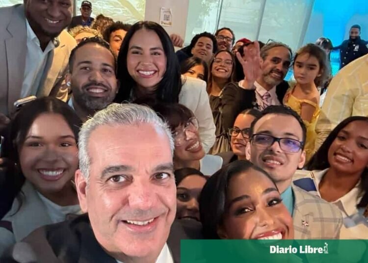 Luis Abinader anuncia 300 becas para jóvenes dominicanos en Nueva York sin necesidad de palanca