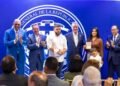 Luis Abinader entrega el primer pasaporte electronico dominicano en Nueva York
