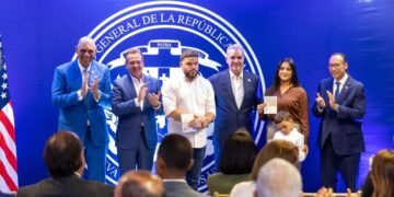 Luis Abinader entrega el primer pasaporte electronico dominicano en Nueva York