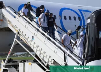 Aterriza en la Base Aérea de San Isidro vuelo de deportación procedente de centro del ICE en Estados Unidos