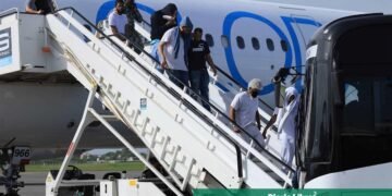 Aterriza en la Base Aérea de San Isidro vuelo de deportación procedente de centro del ICE en Estados Unidos