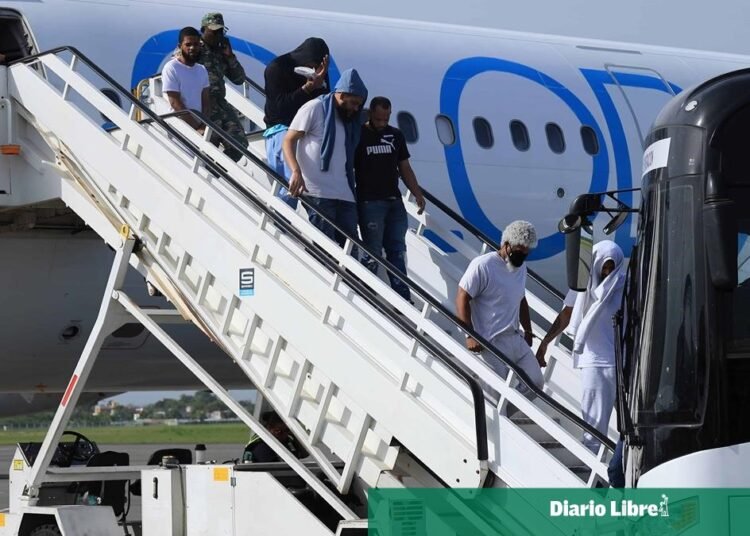 Aterriza en la Base Aérea de San Isidro vuelo de deportación procedente de centro del ICE en Estados Unidos