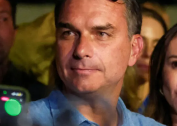 Flávio Bolsonaro cierra su campaña en Brasil con un llamado decisivo para vencer a Lula en las urnas