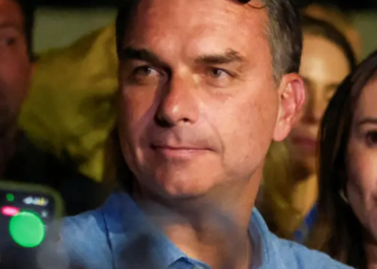 Flávio Bolsonaro cierra su campaña en Brasil con un llamado decisivo para vencer a Lula en las urnas