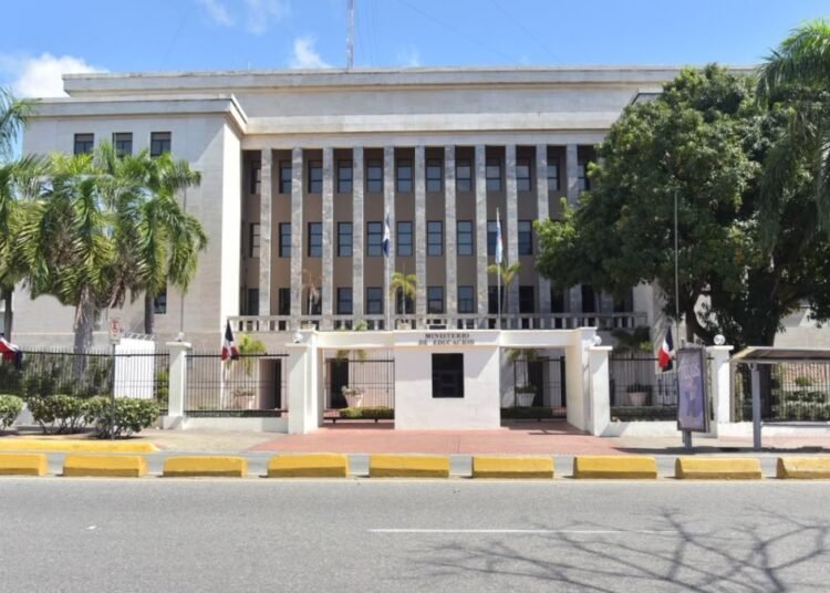 Minerd mantiene suspensión de clases en zonas vulnerables por alerta amarilla
