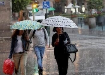 Sábado lluvioso por una vaguada con aguaceros locales y persistentes altas temperaturas