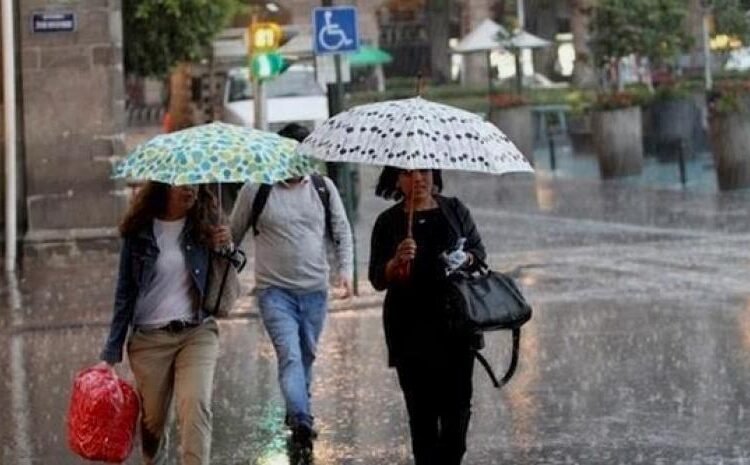 Sábado lluvioso por una vaguada con aguaceros locales y persistentes altas temperaturas