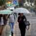 Sábado lluvioso por una vaguada con aguaceros locales y persistentes altas temperaturas