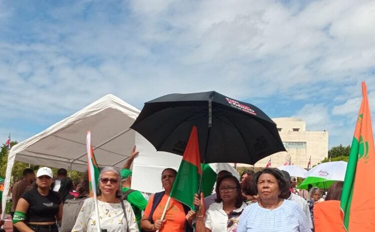 Protesta frente a la Procuraduría contra intercambios de disparos y violencia de género