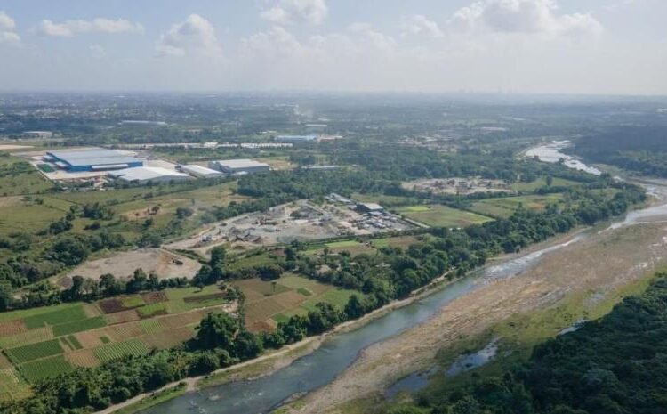 Buscan desesperadamente a joven de 20 años arrastrada por río en San Cristobal mientras COE emite alerta por lluvias