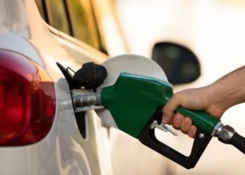Gobierno congela precios de principales combustibles y reduce costo de otros hidrocarburos