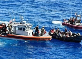 Guardia Costera repatría a 63 migrantes dominicanos y haitianos tras peligrosa travesía en el Canal de la Mona