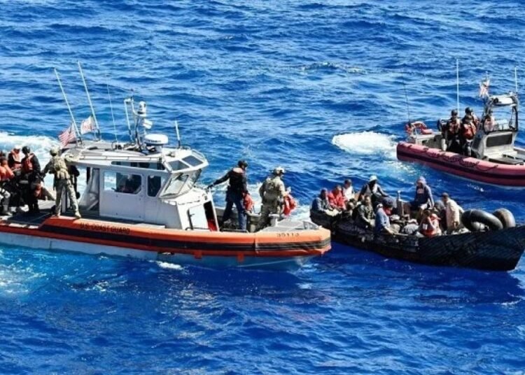 Guardia Costera repatría a 63 migrantes dominicanos y haitianos tras peligrosa travesía en el Canal de la Mona