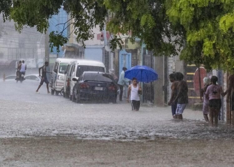 El COE eleva a 15 las demarcaciones en alerta verde por lluvias de vaguada y onda tropical