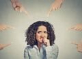 Millones de mujeres sostienen con su tiempo el invisible sistema de cuidados en América Latina