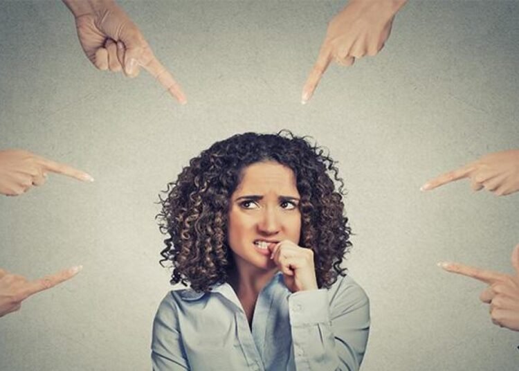 Millones de mujeres sostienen con su tiempo el invisible sistema de cuidados en América Latina