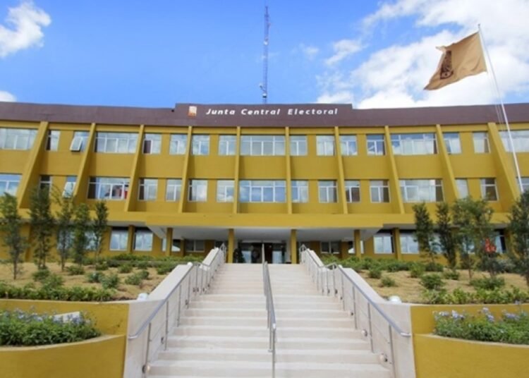 JCE convoca a militares policias menores y extranjeros a retirar su nueva cedula de identidad