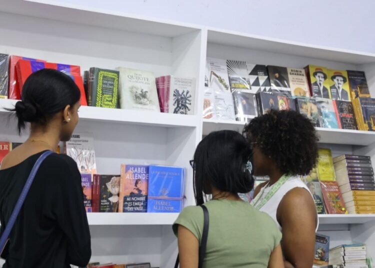 El éxito rotundo de la Feria del Libro desmiente el declive del formato físico