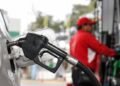 Gobierno congela los precios de los principales combustibles para proteger la economía