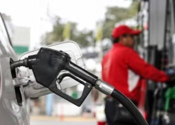 Gobierno congela los precios de los principales combustibles para proteger la economía