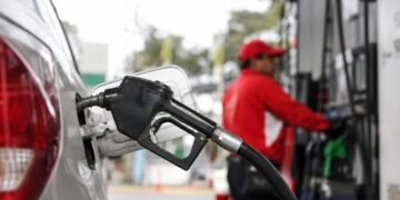 Gobierno congela los precios de los principales combustibles para proteger la economía