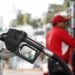 Gobierno congela los precios de los principales combustibles para proteger la economía