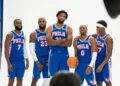 LeBron James causa baja en su primer partido de pretemporada con los Sixers ante los Knicks