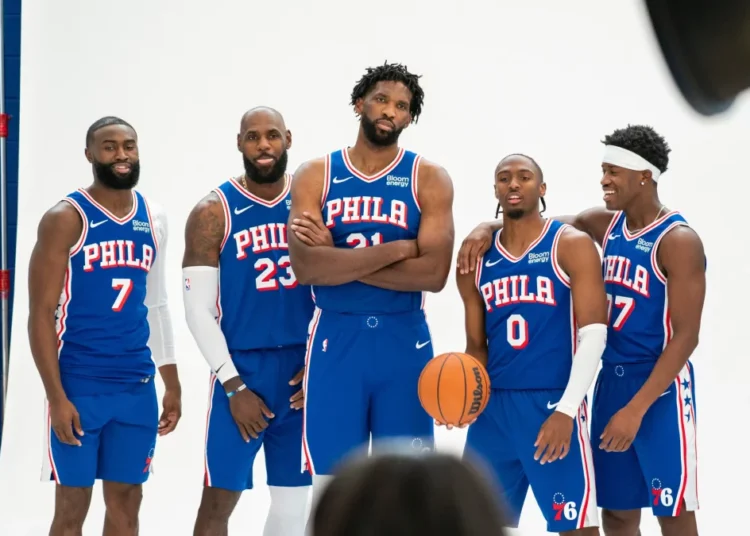 LeBron James causa baja en su primer partido de pretemporada con los Sixers ante los Knicks