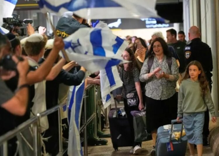 Terror en el vuelo Dubái-Tel Aviv: pasajeros relatan cómo evitaron que el avión se estrellara tras un apuñalamiento en cabina